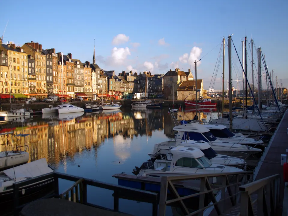 Bateaux amarrés dans le Vieux-Bassin d'Honfleur, devant les façades éclairées par le soleil du soir