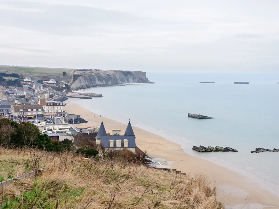 Arromanches-les-Bains et les caissons du port artificiel, sur l'une des plages du Débarquement