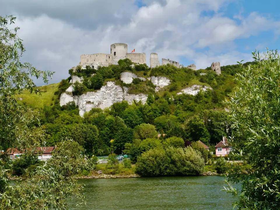 Les ruines du Château-Gaillard perchées sur une falaise de craie au-dessus de la Seine, aux Andelys