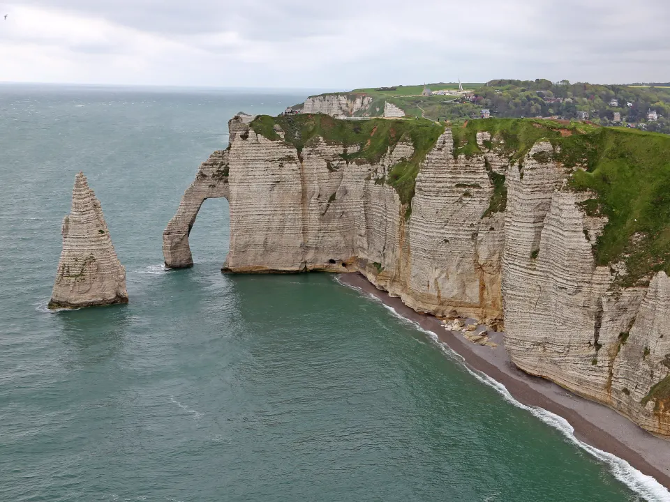 L'Aiguille et la Porte d'Aval, falaises de craie blanche d'Étretat au bord de la Manche