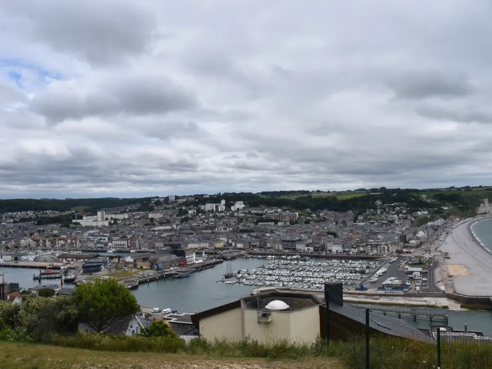Le port de plaisance de Fécamp et la ville vus depuis la falaise nord