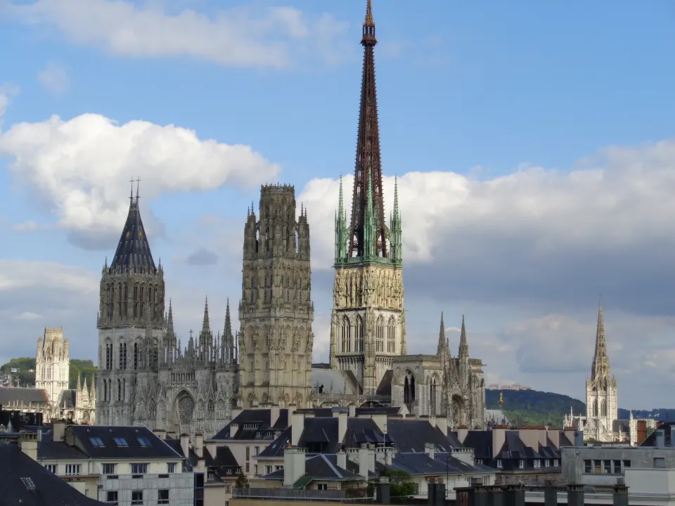 La cathédrale Notre-Dame de Rouen, sa flèche et ses tours dominant les toits de la ville