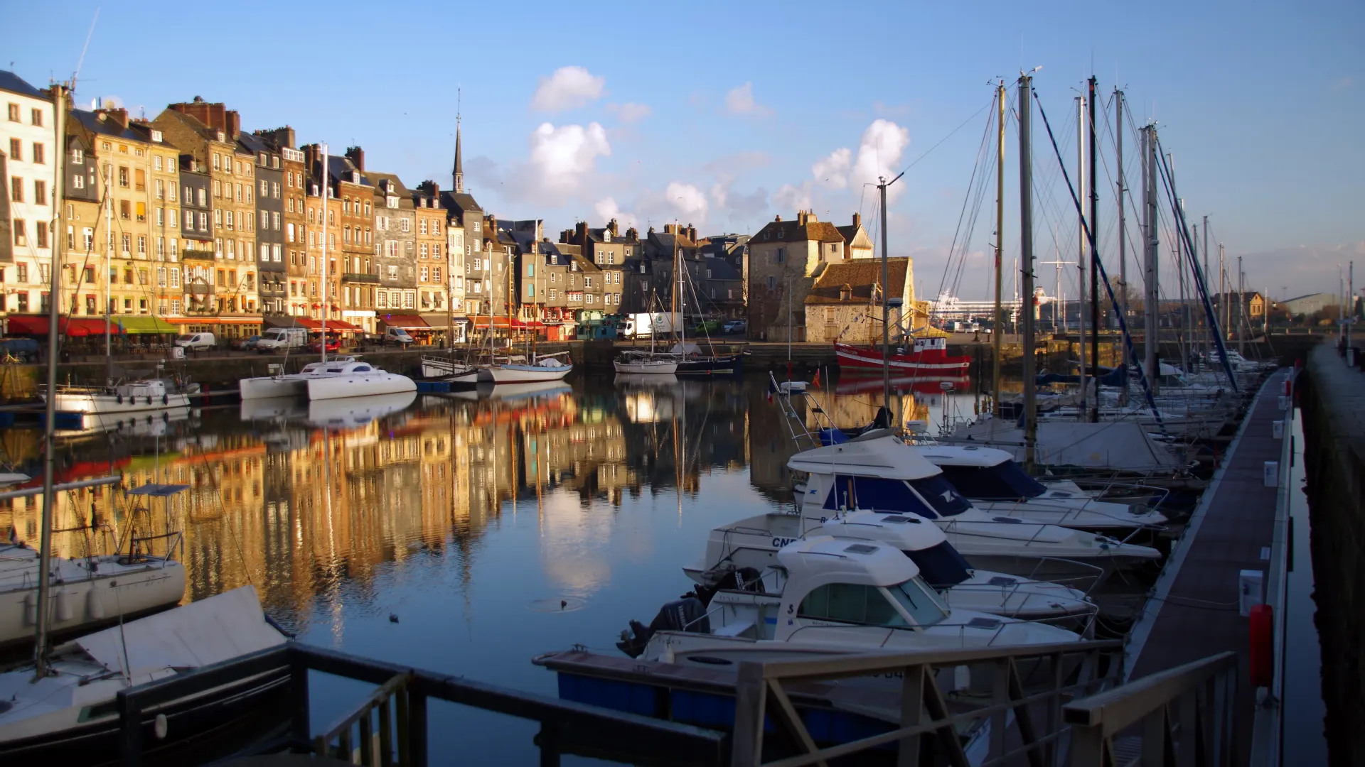 Bateaux amarrés dans le Vieux-Bassin d'Honfleur, devant les façades éclairées par le soleil du soir