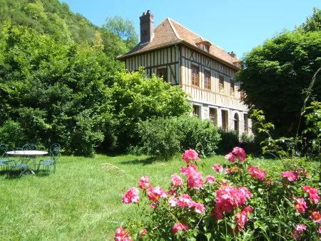 Le manoir normand à colombages de L'Hermitage et son jardin fleuri de roses